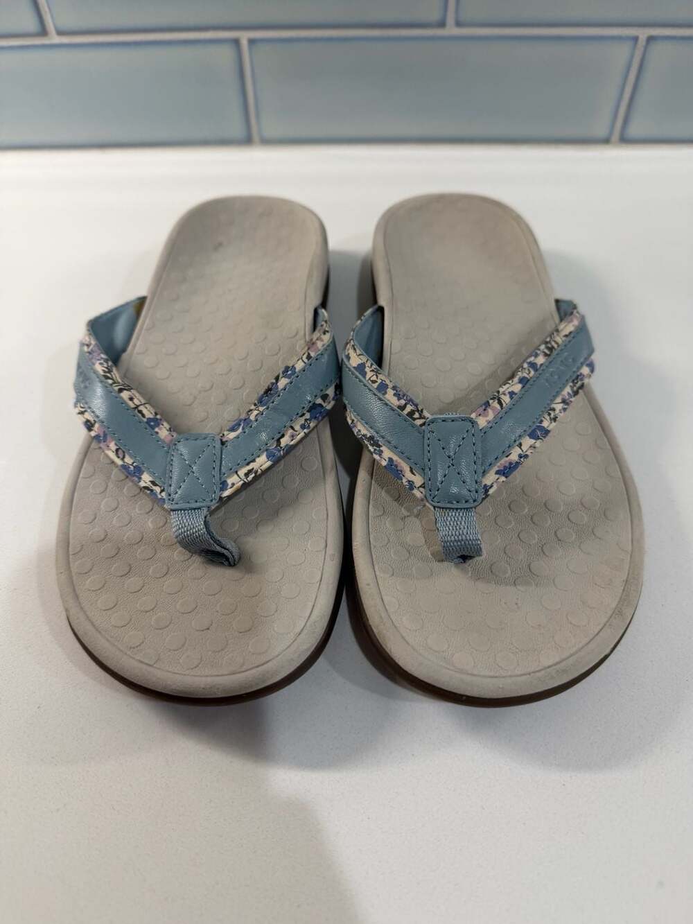Vionic Womens Casandra Gray T-Strap Sandals Size 6 Floral Print